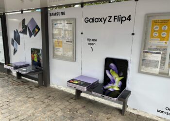 Samsung – Galaxy Z Flip 4 Bus Stop
