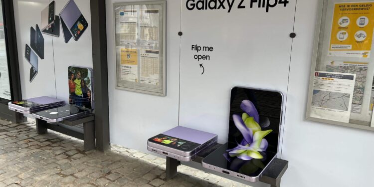 Samsung – Galaxy Z Flip 4 Bus Stop