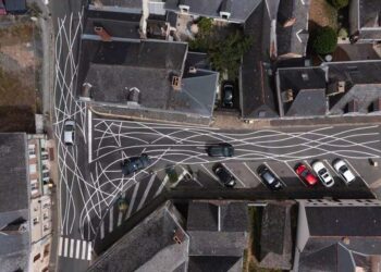 Squiggly Lines On Roads To Stop Cars From Speeding