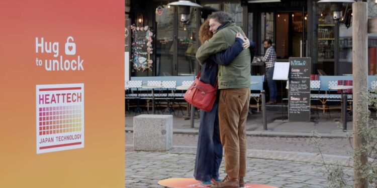 UNIQLO — Hug To Unlock